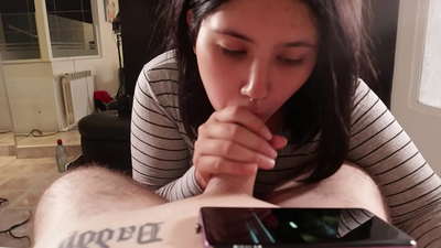 Ndihlekisa udadewethu ngelixa ebukele iDisney [Cum]